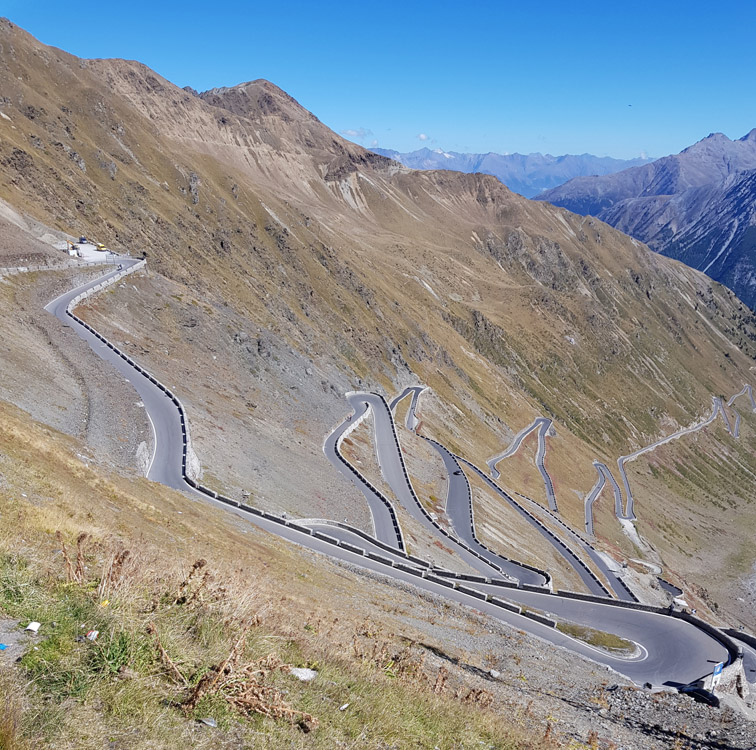 Passo Stelvio foto weg naar uitzicht op de top van de pas met bochten