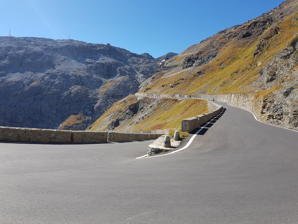 Passo Stelvio foto weg naar uitzicht op de top van de pas met bochten