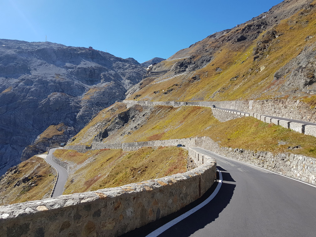 Passo Stelvio foto weg naar uitzicht op de top van de pas met bochten