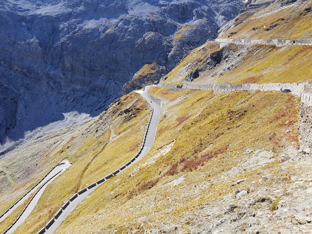 Passo Stelvio foto weg naar uitzicht op de top van de pas met bochten