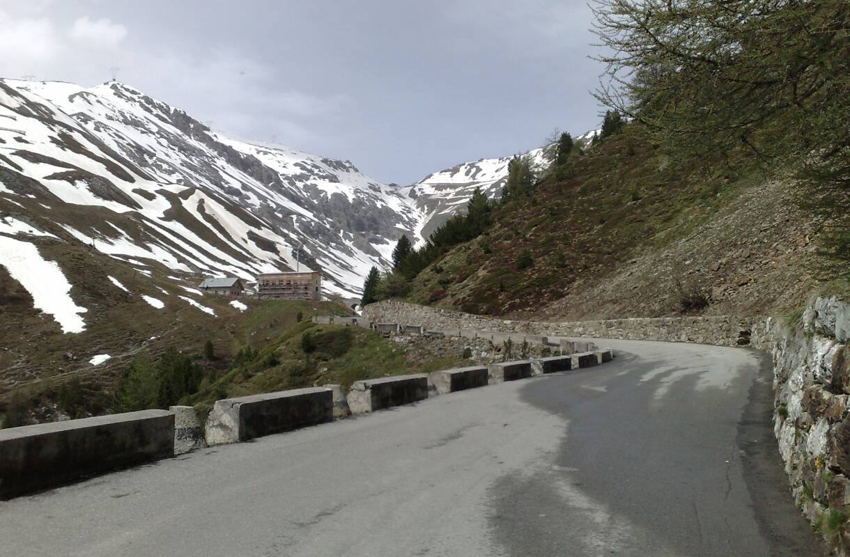 Passo Stelvio foto weg naar top met bochten en sneeuw uitzicht